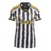 Camisa de Futebol Juventus Dusan Vlahovic #9 Equipamento Principal Mulheres 2023-24 Manga Curta